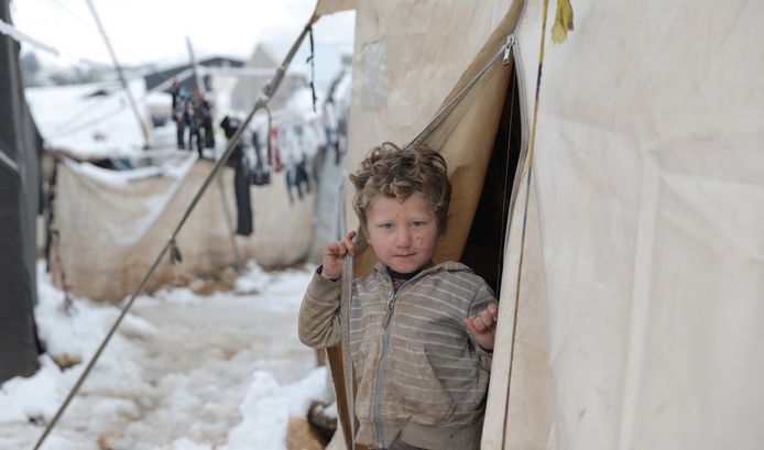 Een kind aan zijn tent in een vluchtelingkamp in het district Afrin, in Aleppo.