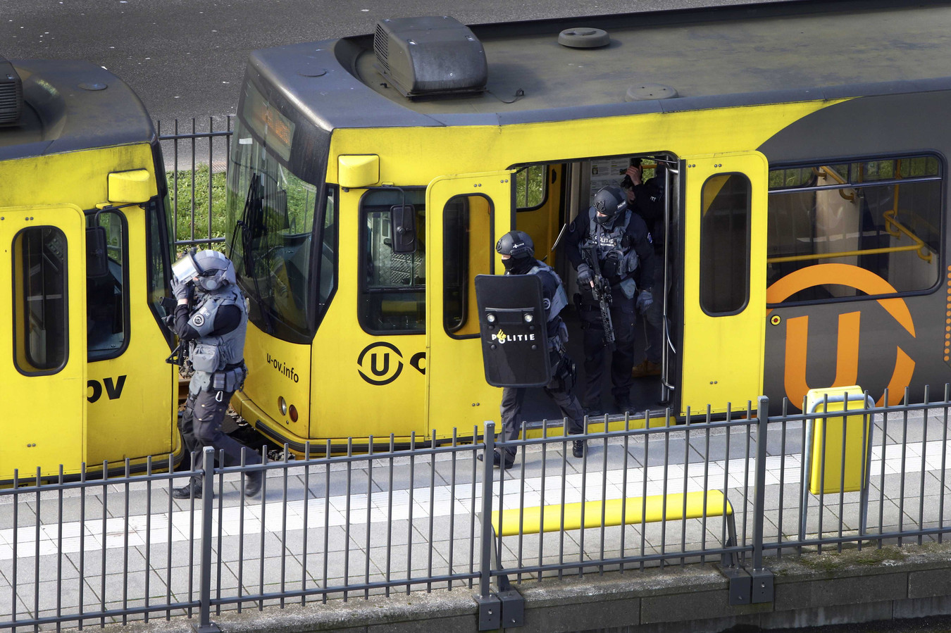 Het arrestatieteam doorzoekt de tram waarin Gökmen Tanis schoot.