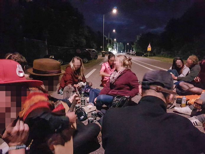 Het groepje Pinkpop-bezoekers houdt een spontane afterparty op de Mensheggerweg in Mandgraaf, bij de ingang van Camping B. Niet veel later schept Heerlenaar Danny S. de festivalgangers hier.
