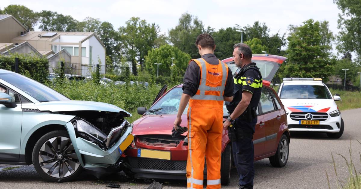 Botsing tussen twee auto’s in Boxtel, materiële schade flink.