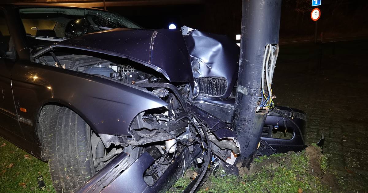 Bestuurster vlucht nadat ze met auto paal in Lutten ramt - De Stentor