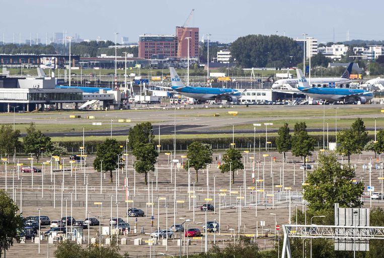 Een leeg parkeerterrein bij luchthaven Schiphol, eerder dit jaar. Beeld ANP