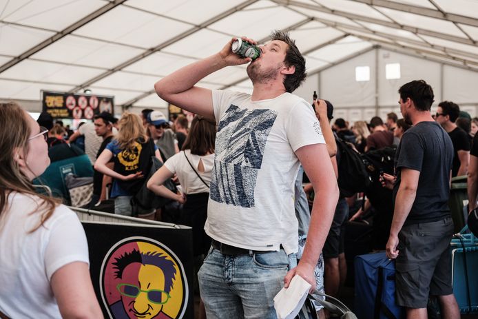 Op de camping van de Zwarte Cross mogen bezoekers niet zelf eten en drinken meenemen. Het biertje moet dus snel opgedronken worden.