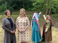 Schepenen Chantal Lauwers en Karlijne Van Bree met enkele middeleeuwers aan de motte van Borcht.
