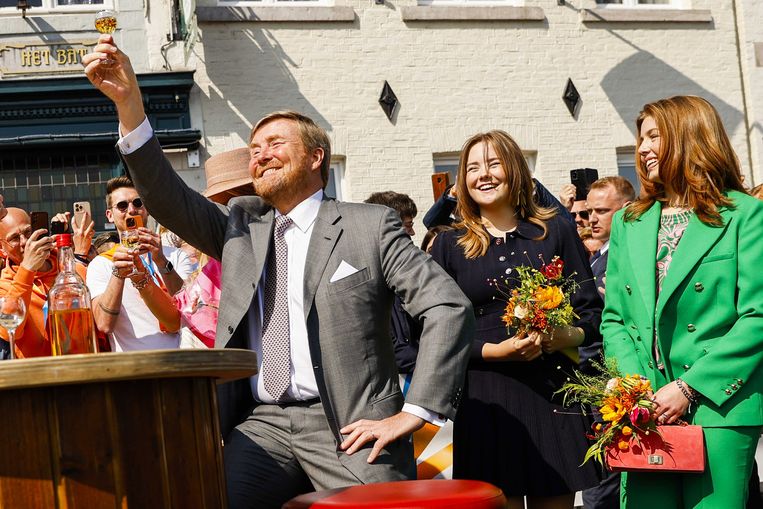 Koning Willem-Alexander brengt een toost uit met een oranjebitter Beeld ANP / EPA