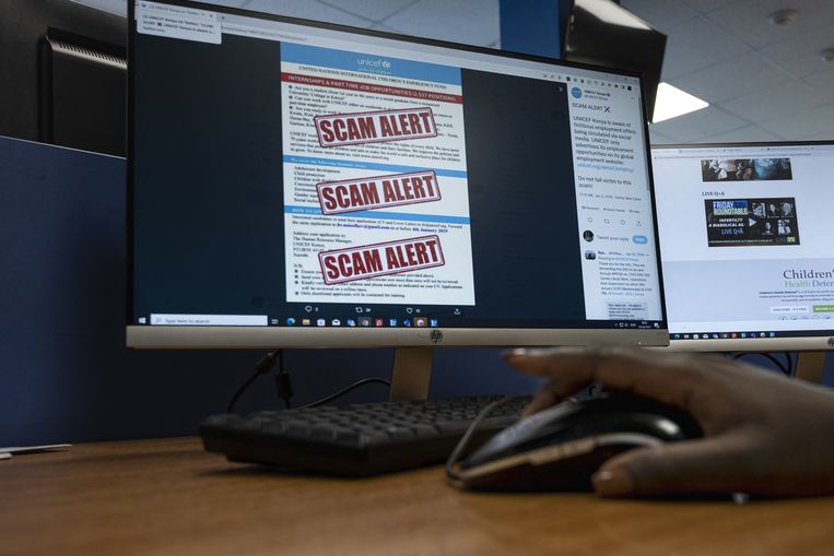 De moderatoren van Facebook bekijken honderden filmpjes per dag, waaronder zeer gewelddadige. Beeld ANP / AFP