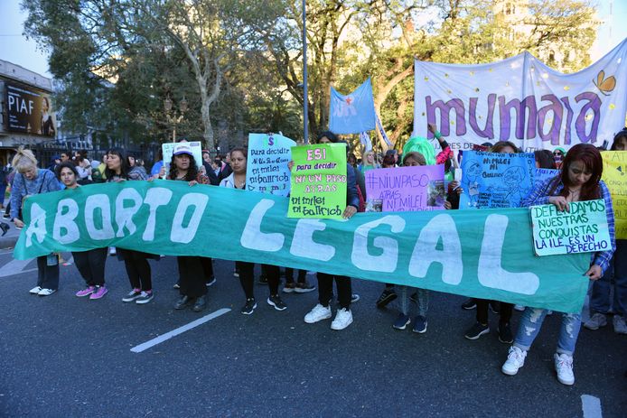 Argentijnse vrouwen demonstreren donderdag in de Argentijnse hoofdstad Buenos Aires voor hun recht op abortus.