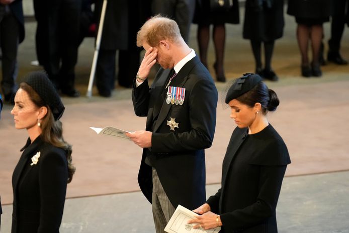 Meghan Markle naast haar echtgenoot Harry op de begrafenis van de Queen.