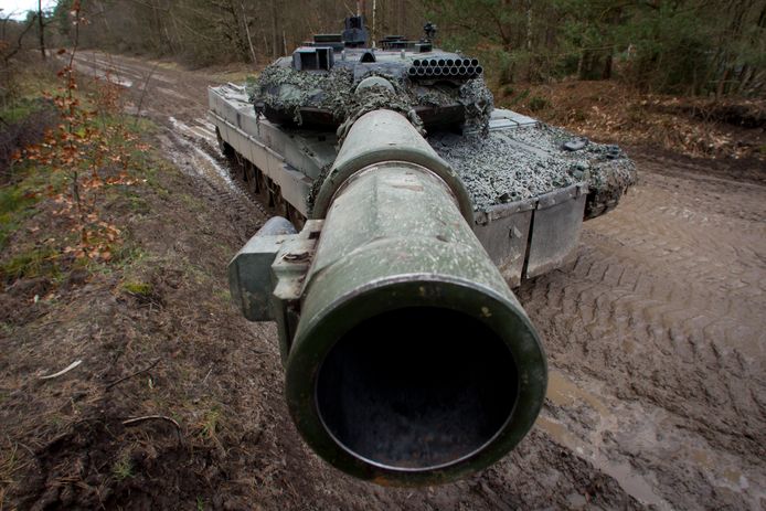 Duitse tanks met Nederlandse bemanning oefenen in de omgeving van Bergen Hohne op de Lüneburger Heide (Duitsland).
