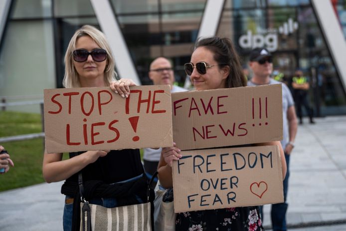 Love, freedom and democracy.”  About 250 demonstrations – a striking number of Dutch people in the mixed bag – scanned the slogan on Saturday afternoon on the Mediaplein, where DPG Media, the publisher of Het Laatste Nieuws, among others, is located.