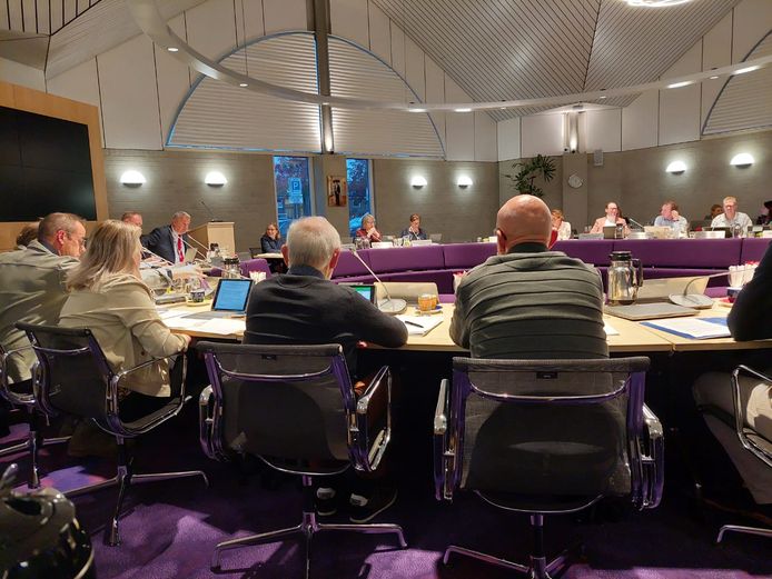 De gemeenteraad van Goirle vergadert in november 2022 over de begroting. Op de rug de tweekoppige fractie van Pro Actief Goirle, die inmiddels op zoek is naar een nieuwe wethouder.