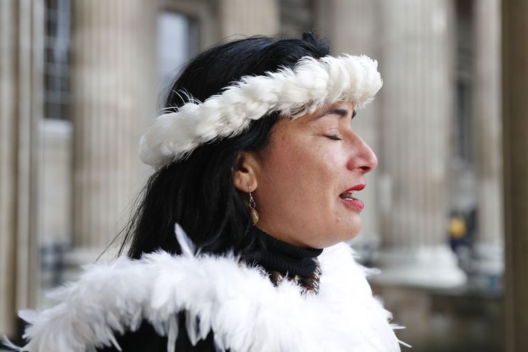 De gouverneur van Paaseiland, Tarita Alarcon Rapu, spreekt de pers toe aan het British Museum in Londen. Beeld AFP