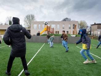 Vernieuwd speelplein De Vlindertuin heropent voor leerlingen én buurt: “Het eindresultaat was het wachten waard”