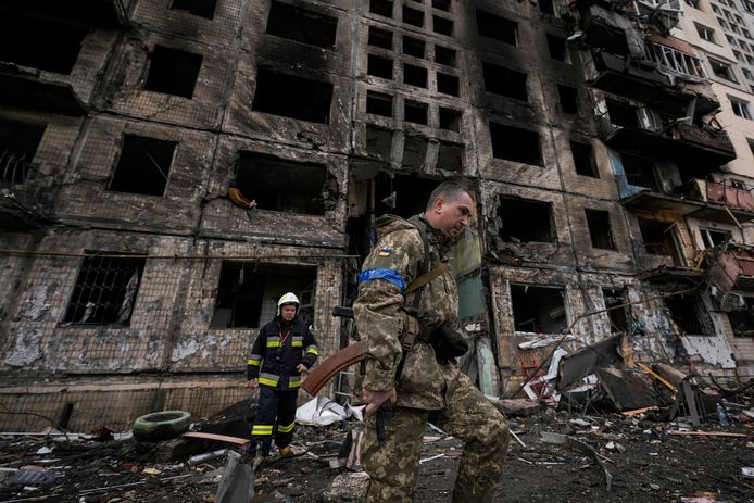 Een Oekraïense soldaat en brandweerman in Kiev.