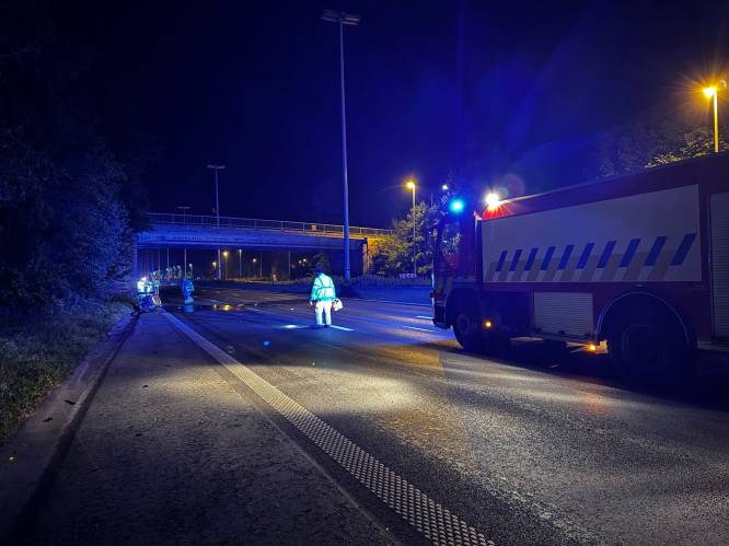 E40 in Oostkamp urenlang afgesloten door ongeval met vrachtwagen: "Honderden liters mazout gelekt op snelweg”