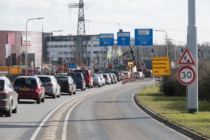 Chaos en files door wegwerkzaamheden op verkeersplein Industrieplein.