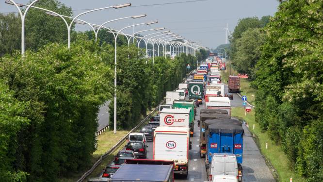 Twintig minuten file op A12 richting Antwerpen door ongeval ter hoogte van Antwerpen-Haven: rechterrijstrook versperd