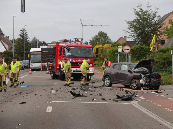 Brandweerwagen botst op weg naar interventie frontaal op auto