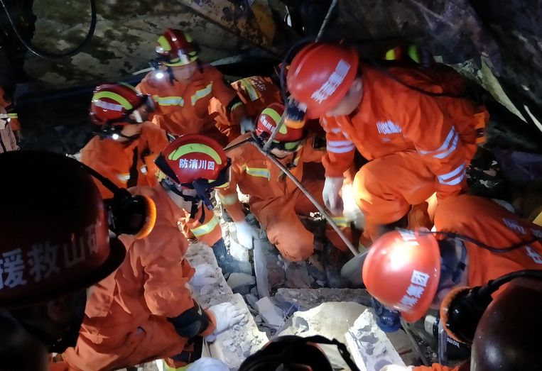 Reddingswerkers zoeken in het puin naar overlevenden. Beeld AFP