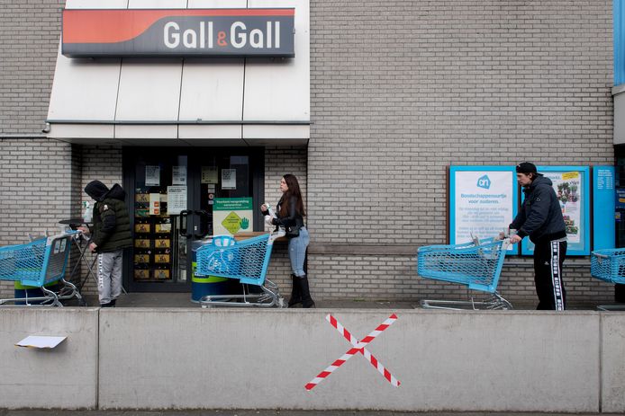Afstand houden bij supermarkt Albert Heijn.