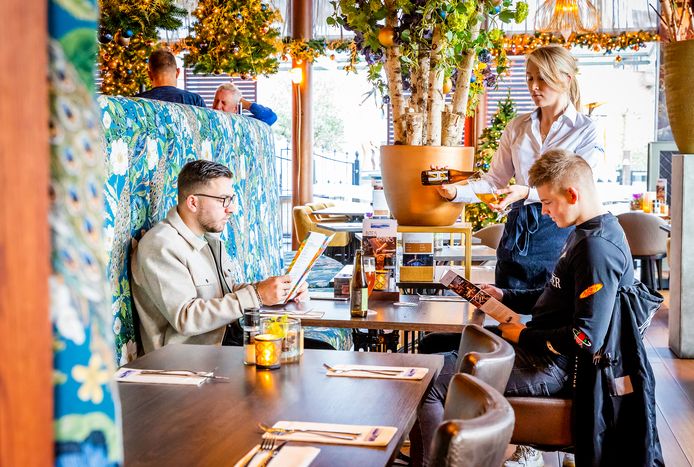 Mensen lunchen bij restaurant Willaerts in Papendrecht.