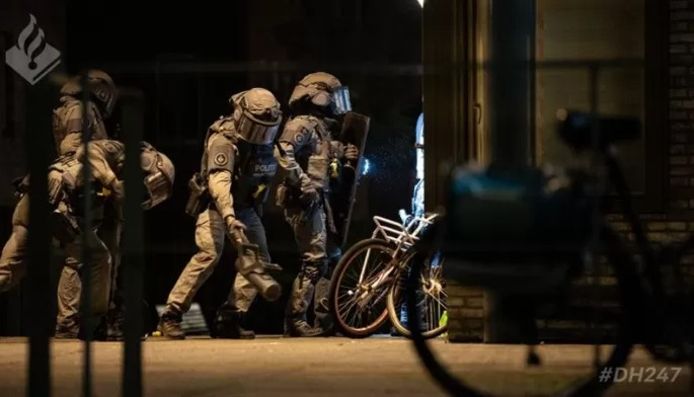 De politie valt een woning binnen. Het is een van de vele acties op 16 september 2020 als Piet S. en zijn vermeende kompanen gearresteerd worden.
