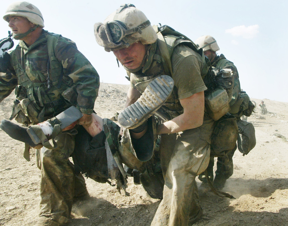 Des marines américains portant un blessé dans le sud de l'Irak le 23 mars 2003.