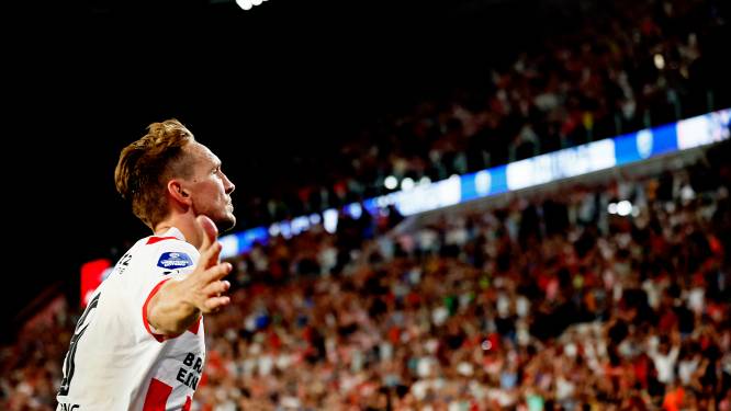 PSV wil deze maand zeker een extra basisaanvaller aantrekken en bekijkt meerdere opties
