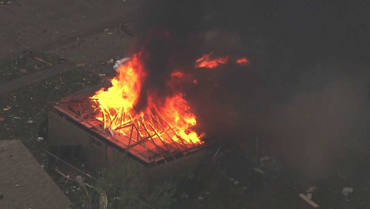 Brand woedt in een gebouw in Moore, Oklahoma. Beeld ap