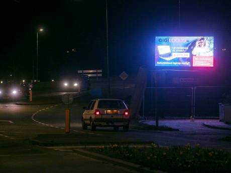 ‘Verbieden, die lichtgevende reclameborden langs de weg’