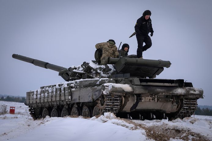 Illustratiebeeld. Oekraïense soldaten oefenen met een tank tijdens hun militaire training. (06/12/23)