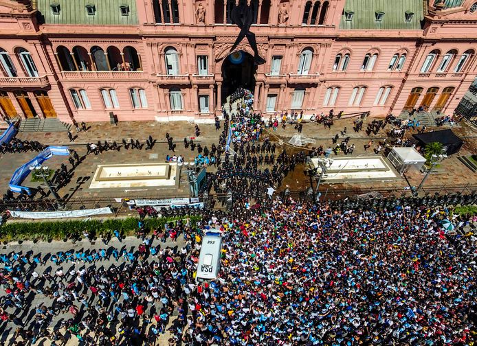 Chaos en een mensenzee in Buenos Aires voor de begrafenis van Diego Maradona.