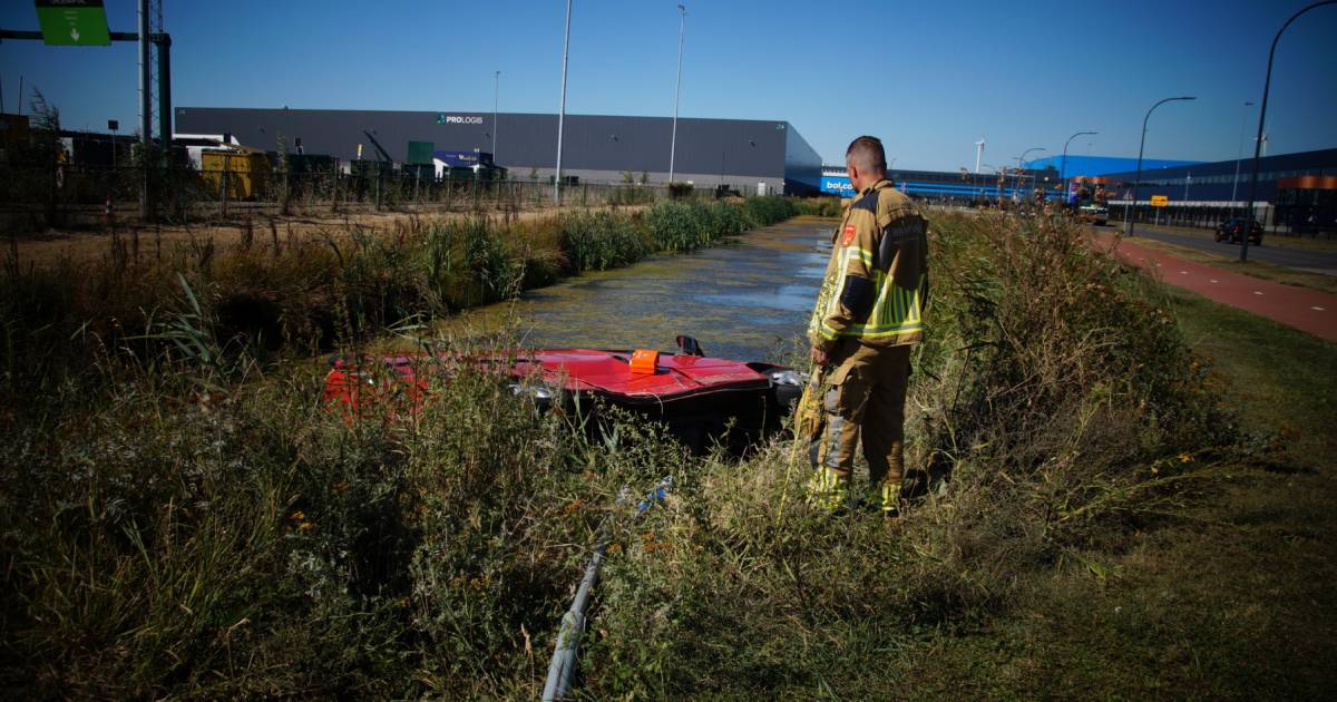 Bestelbus belandt in sloot door botsing op kruising in Waalwijk.