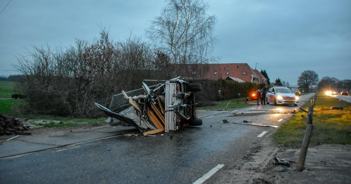 Auto belandt in sloot na aanrijding met aanhangwagen bij Zwolle.