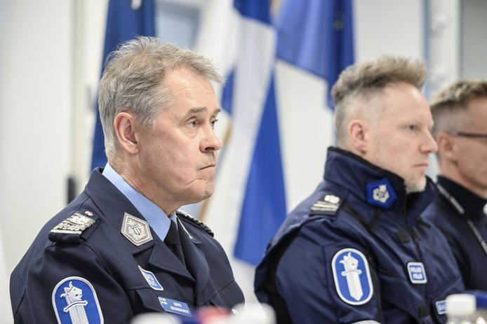 Politiecommissaris Seppo Kolehmainen tijdens de persconferentie.