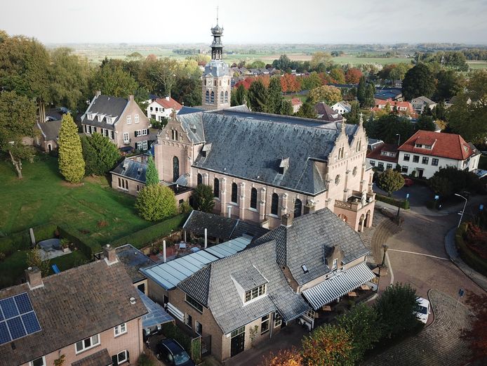 De te koop staande katholieke kerk in Beek Ubbergen, 16-10-2019 .