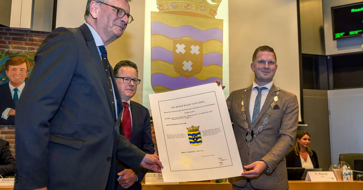 Macro-confectie Van De Metalen Kwart Inch Verbindingskabel Die Horizontaal Op Het Snoer Voor Achtergrond Met Oranje Bevestigd Image219906057