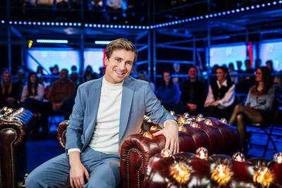 Niels Destadsbader lokt bijna 820.000 kijkers met nieuw programma ‘Ik vraag het aan’