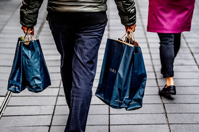 De Nederlandse economie blijft groeien, maar minder hard dan in voorgaande jaren, stelt het Centraal Planbureau.