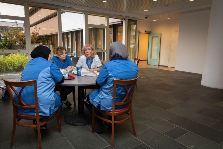 Ayten Cigdem en Merie de Bruin (midden) lunchen met collega’s Rkia en Hasnae in de gang van het ziekenhuis. Beeld Dingena Mol