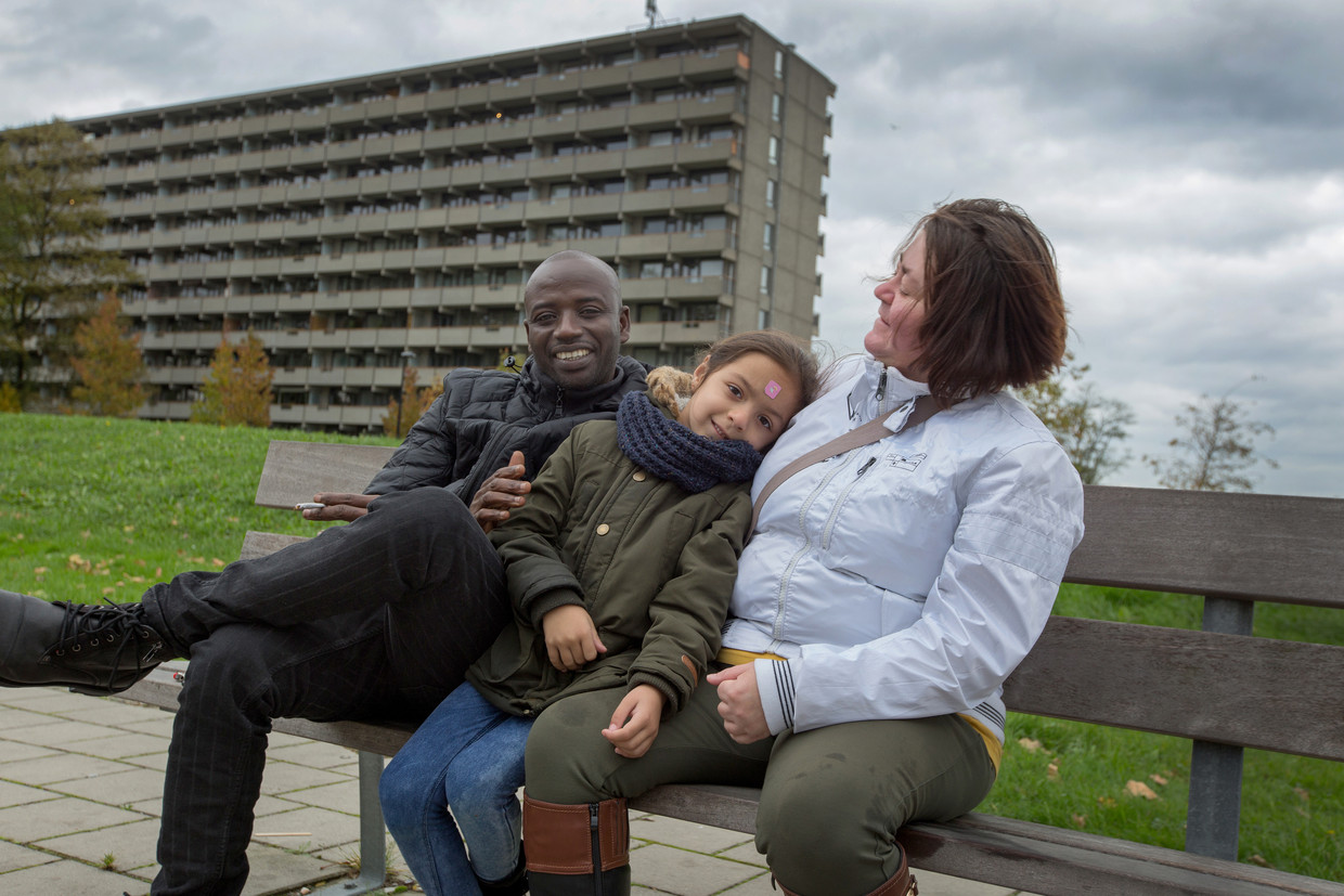 Sidi Mohammed (l) zit elke dag op dit bankje en bijna elke dag zoekt Dorota Mire (r) met Norisa hem op – soms met ook wat eten. Beeld Maartje Geels