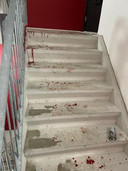 Bloed en bier in het trappenhuis.
