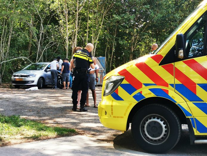 Een motorrijder is bij recreatieplas Berendonck in Wijchen onderuit gegaan. Hij raakte daarbij gewond.