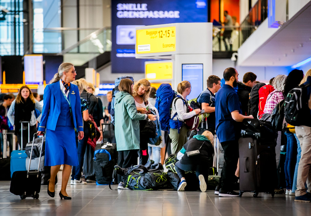 Drukte in de vertrekhal van luchthaven Schiphol tijdens het begin van de zomervakantie.  Beeld ANP