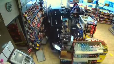 77-jarige Duitser verliest controle en rijdt tankstation in