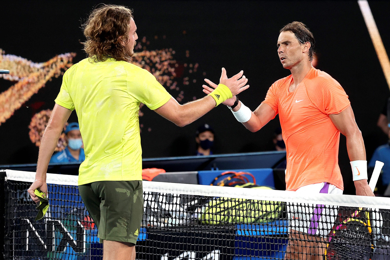 Stefanos Tsitsipas groet Rafael Nadal aan het net na hun spannende kwartfinale in Melbourne. Beeld AFP