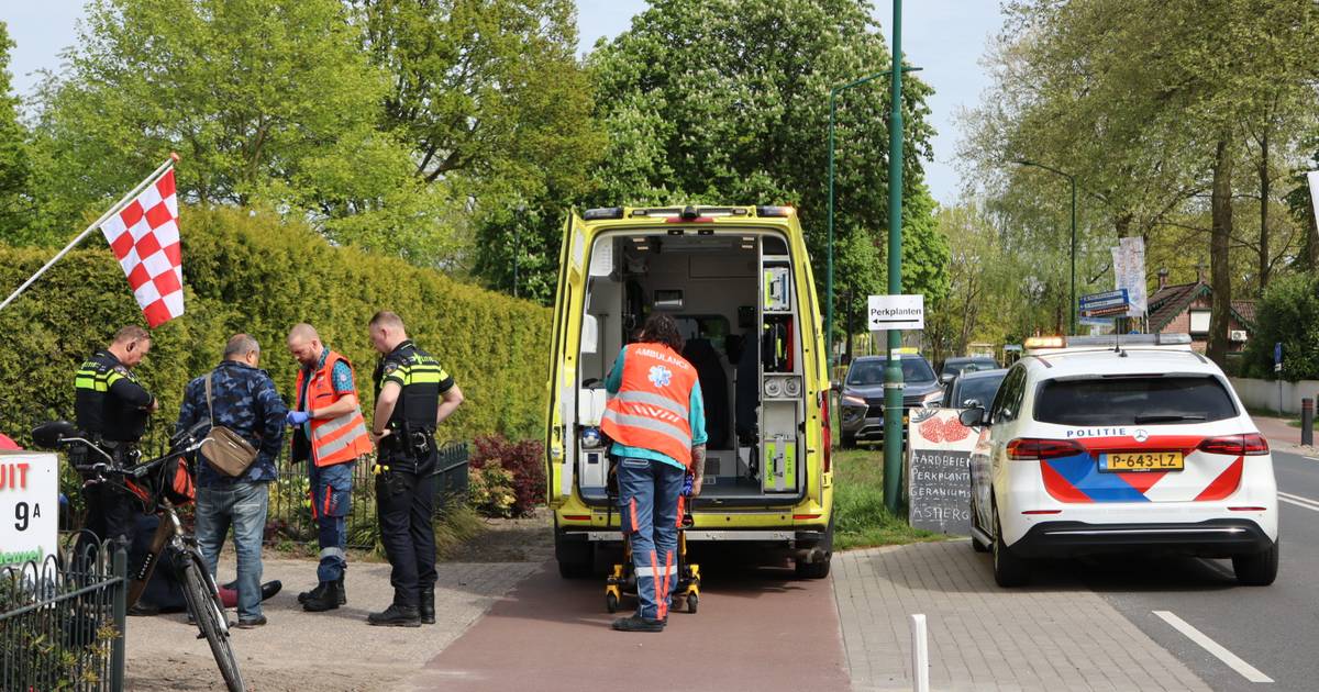 Fietsster gewond na botsing tegen auto, vrouw ter plekke nagekeken.