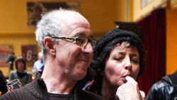 De exen van Raymond over zijn liefdesparcours: “Ja, hij is seksverslaafd. Ik was het zelf ook”