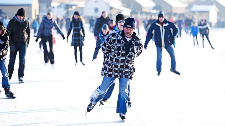 Schaatsliefhebbers draaien hun rondjes op de ijsbaan van Hardinxveld - Giessendam. © ANP Beeld 
