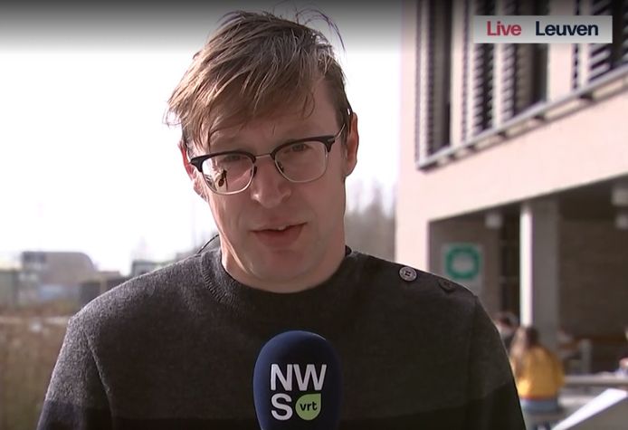 Koen Wauters met de wesp op zijn bril tijdens Het Journaal donderdagmiddag.